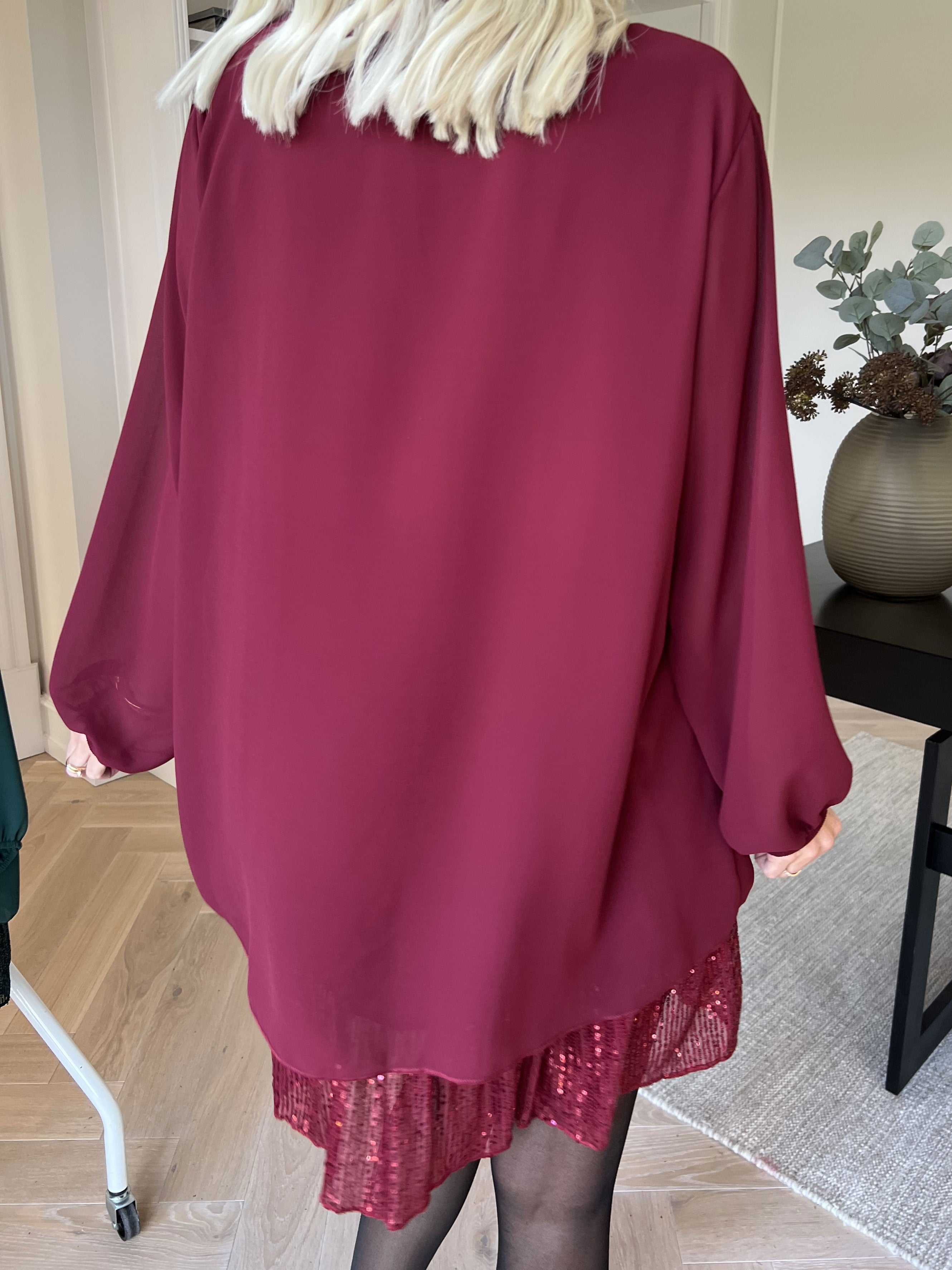 Kamilla - Festklar tunikaklänning med chiffonglager och paljetter